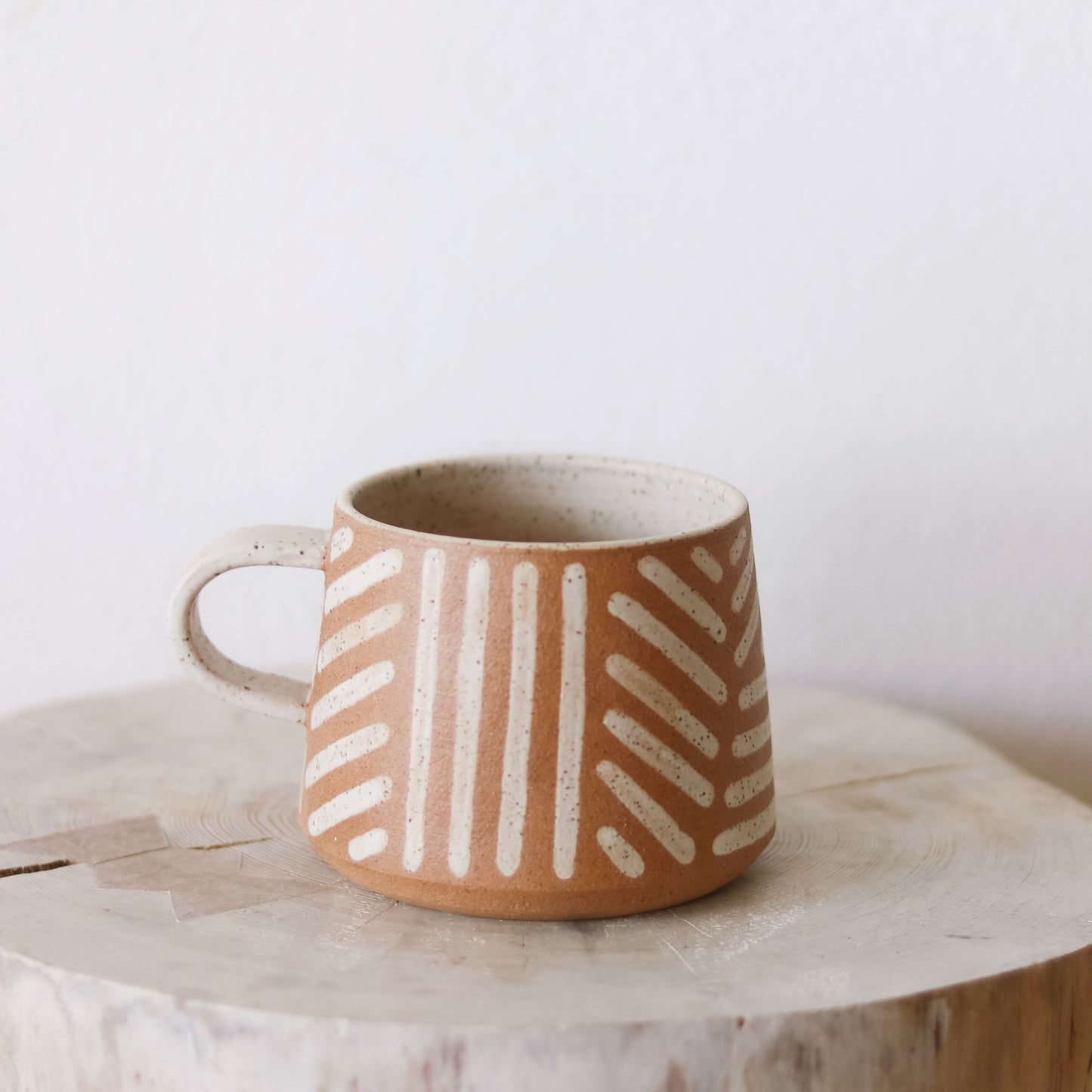 Stoneware mug with natural lines